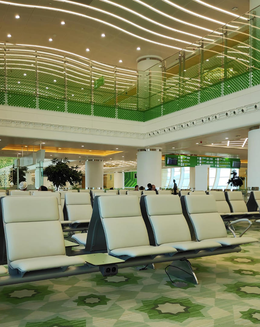 Grupo Econstrucciones - espacios comunes de una sala de espera de aeropuerto de color beige y verde